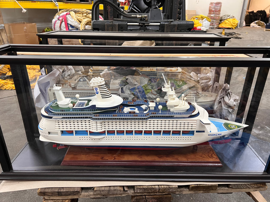 Scheepsmodel in vitrine kast