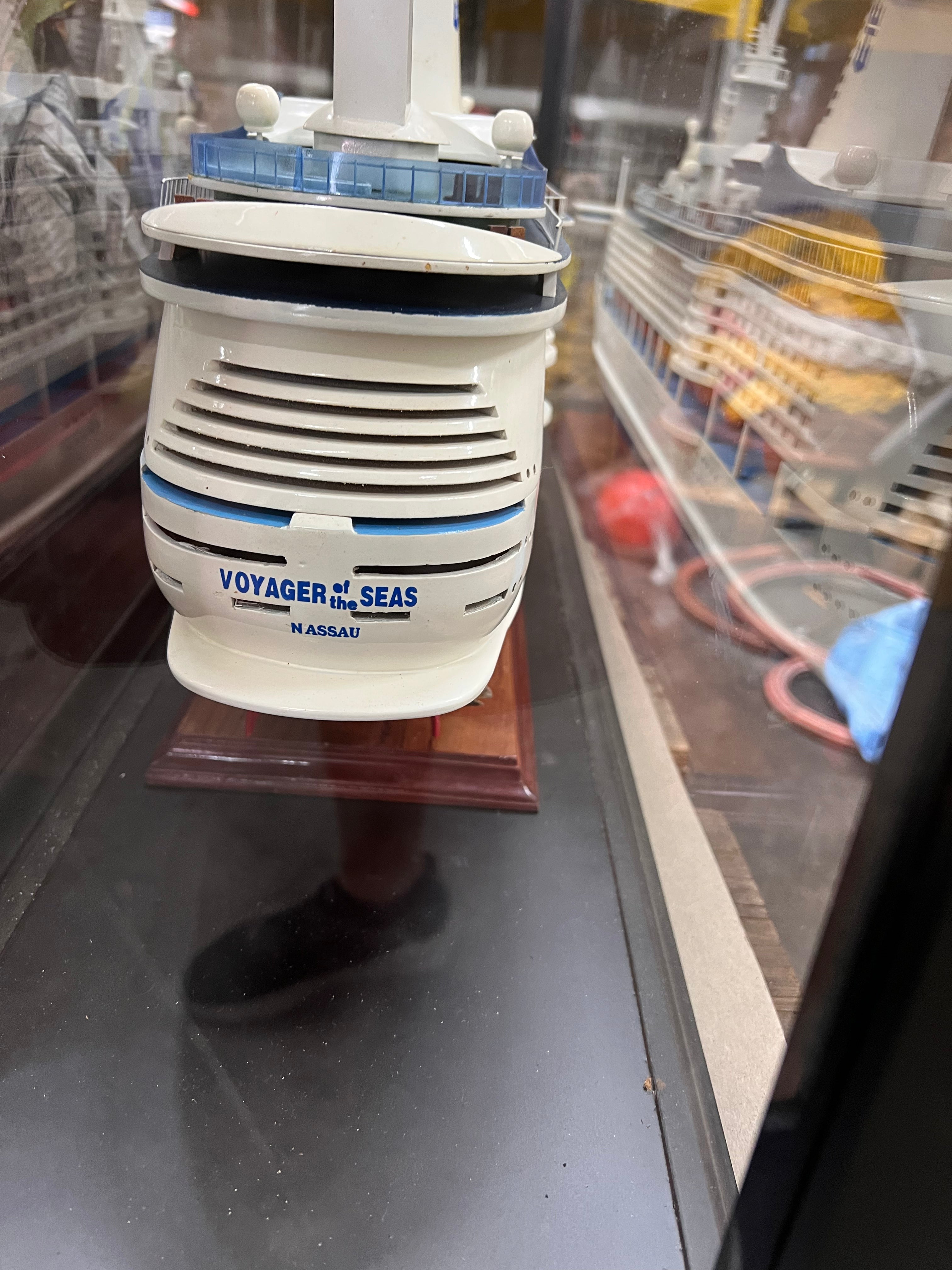 Scheepsmodel in vitrine kast