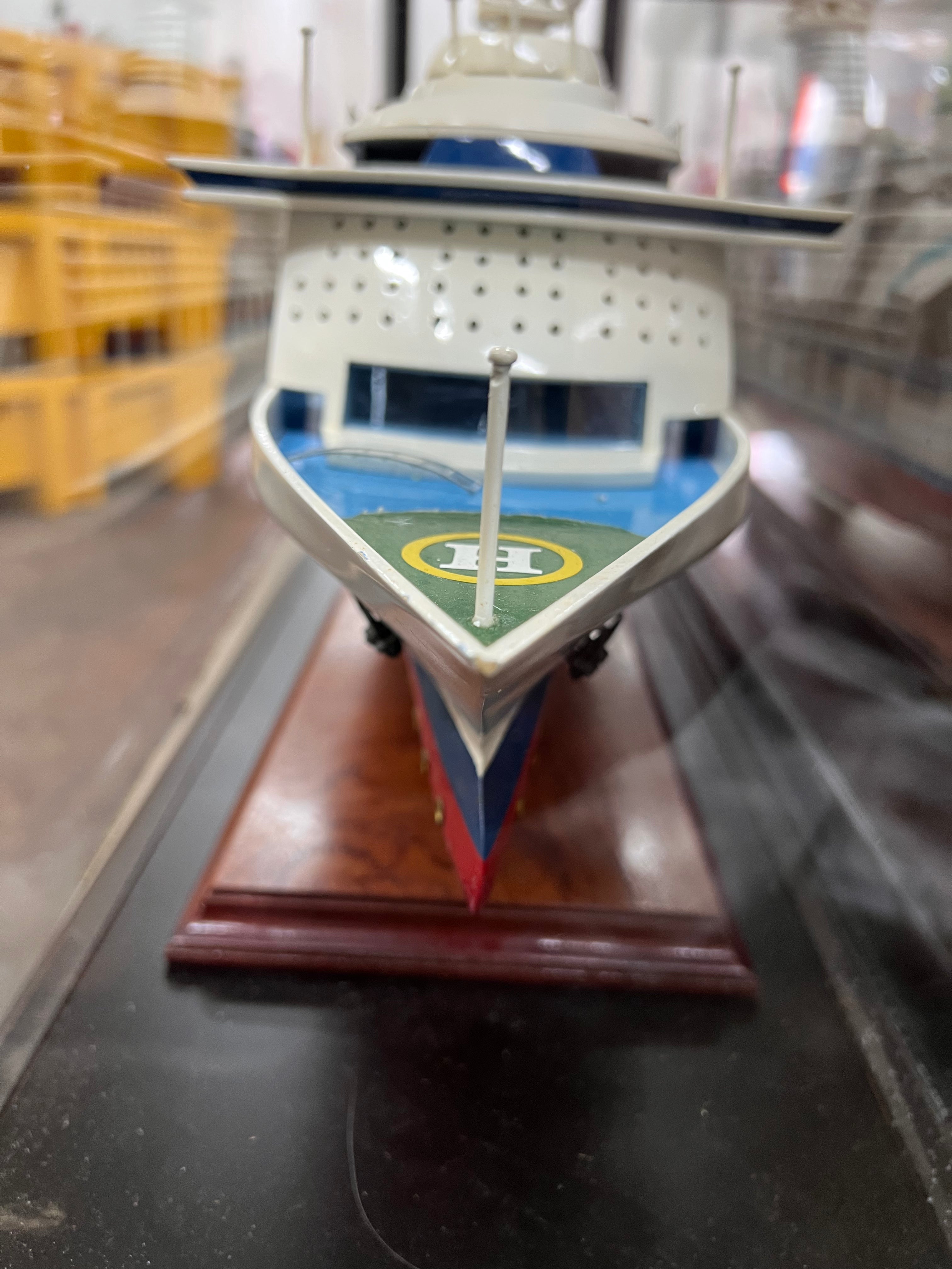 Scheepsmodel in vitrine kast