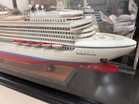 Scheepsmodel in vitrinekast