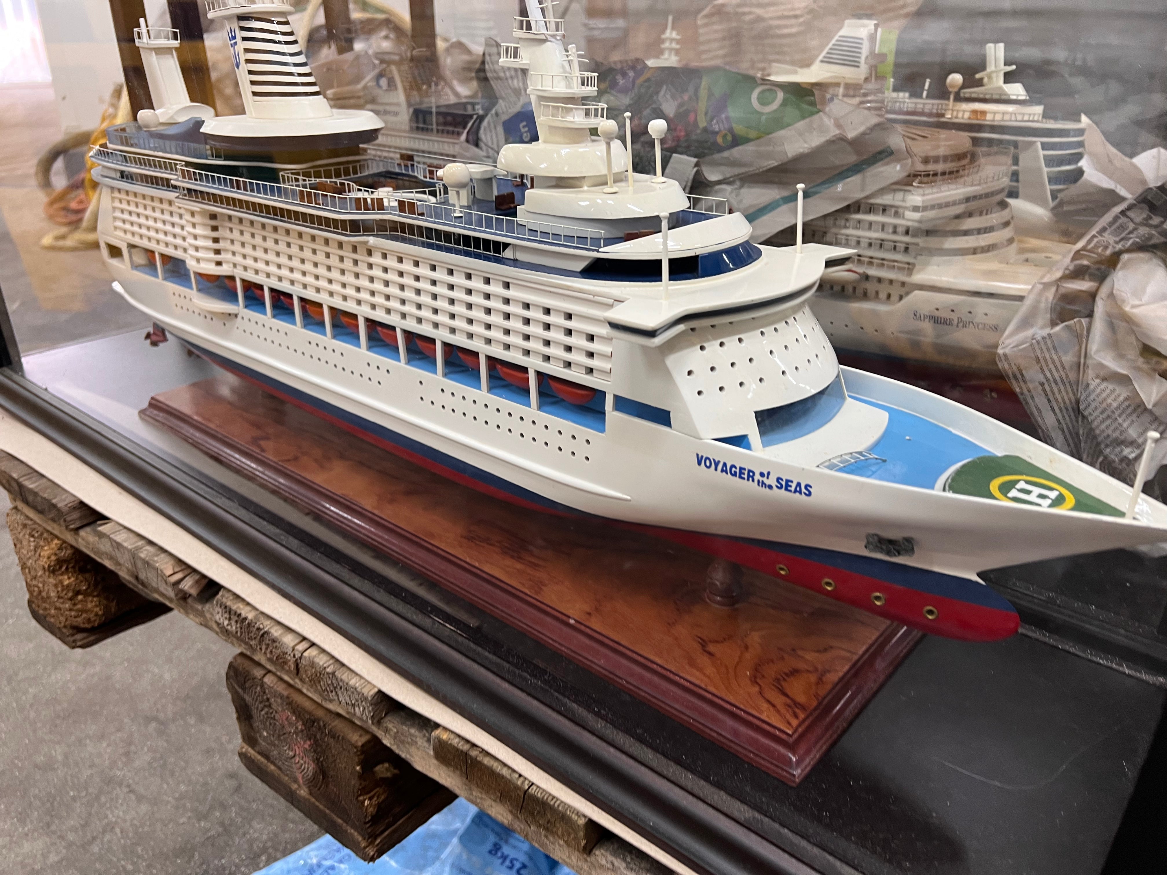 Scheepsmodel in vitrine kast
