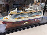 Scheepsmodel in vitrinekast
