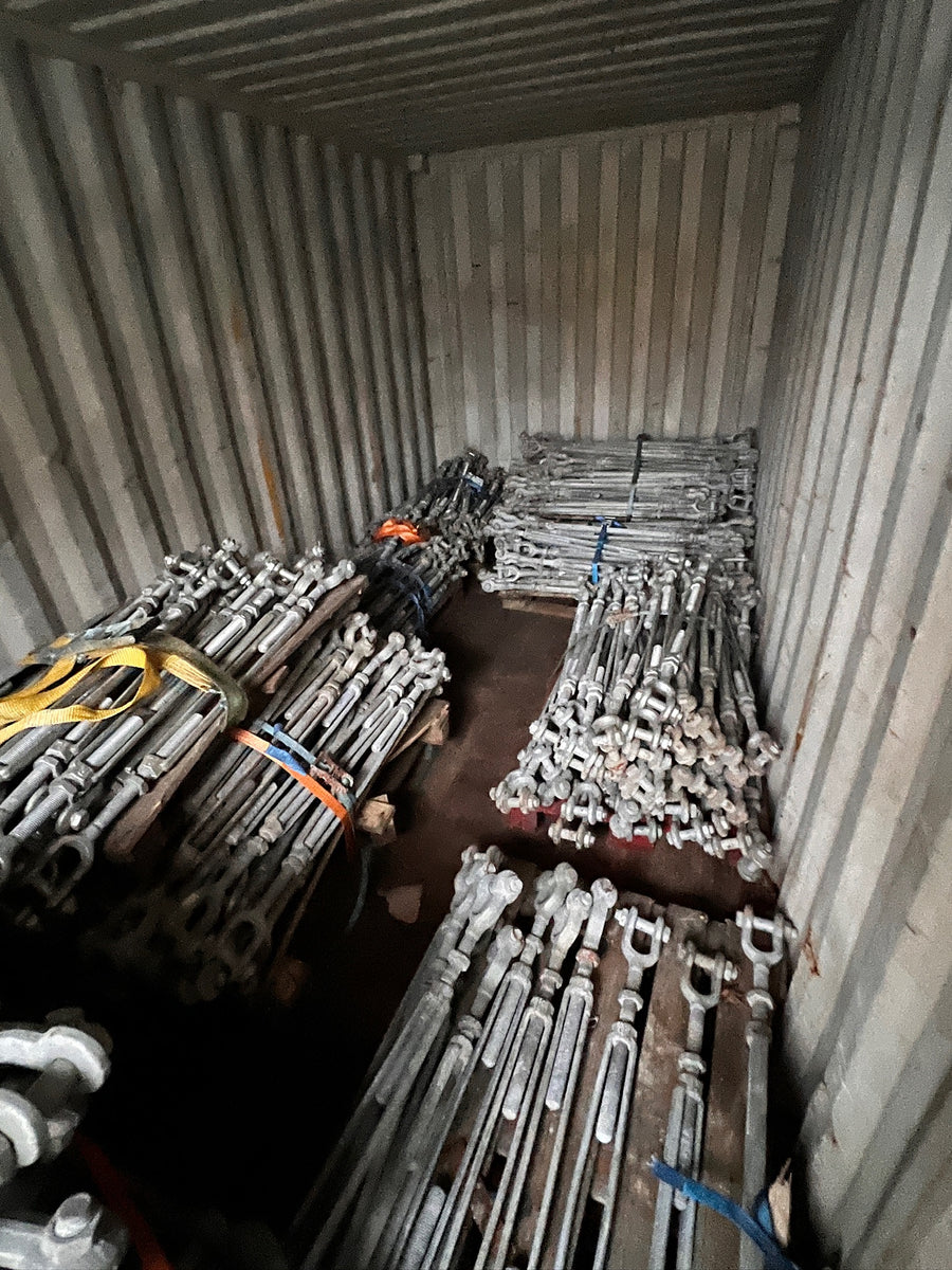 Container inclusief spanschroeven