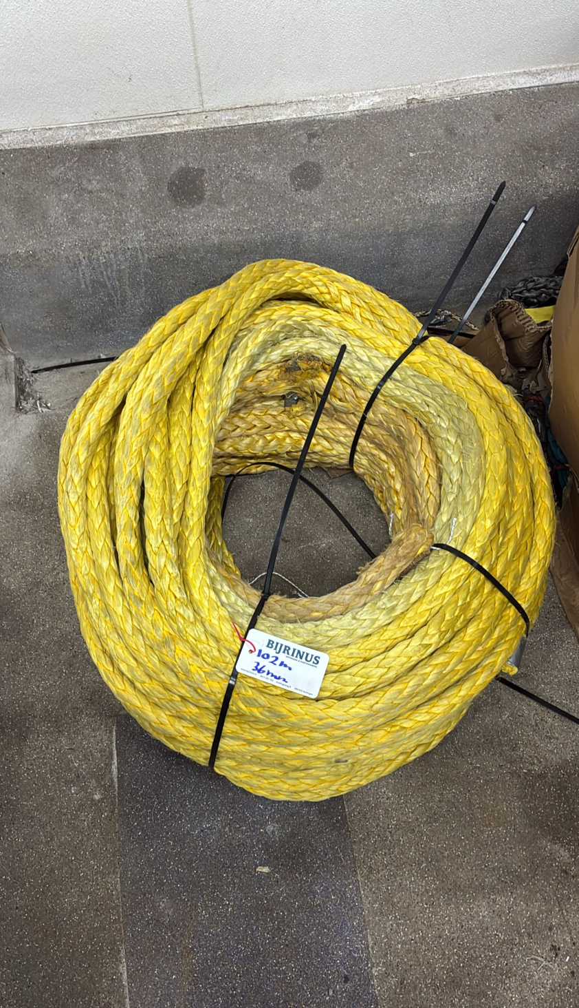 Gebruikte dyneema meer/ sleeplijn 102 meter/ 32mm