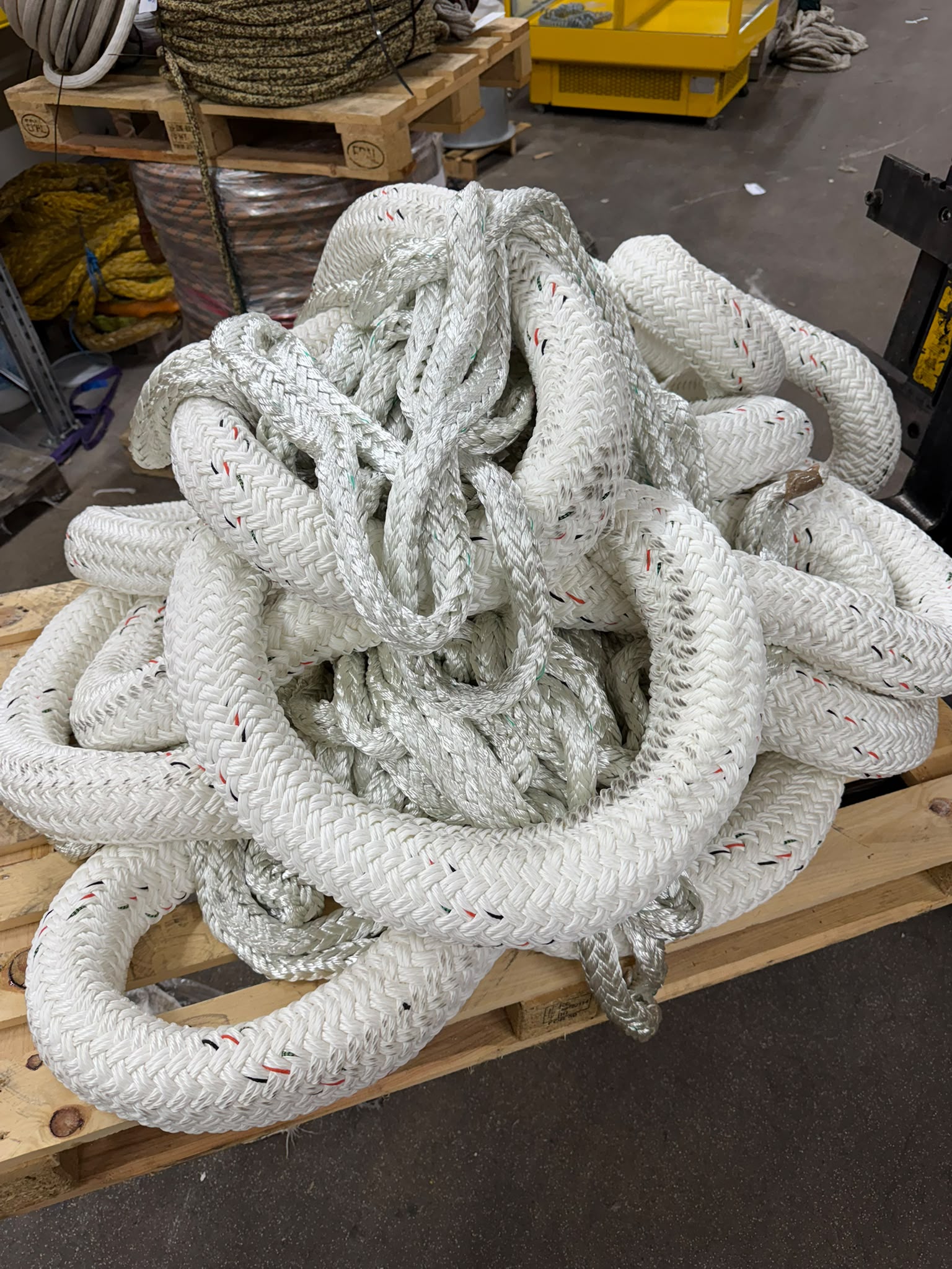 Pallet met verschillende stukken siertouw